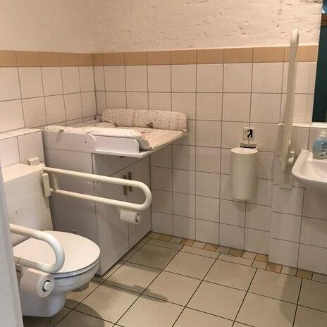 Auf dem Foto sehen Sie das WC.